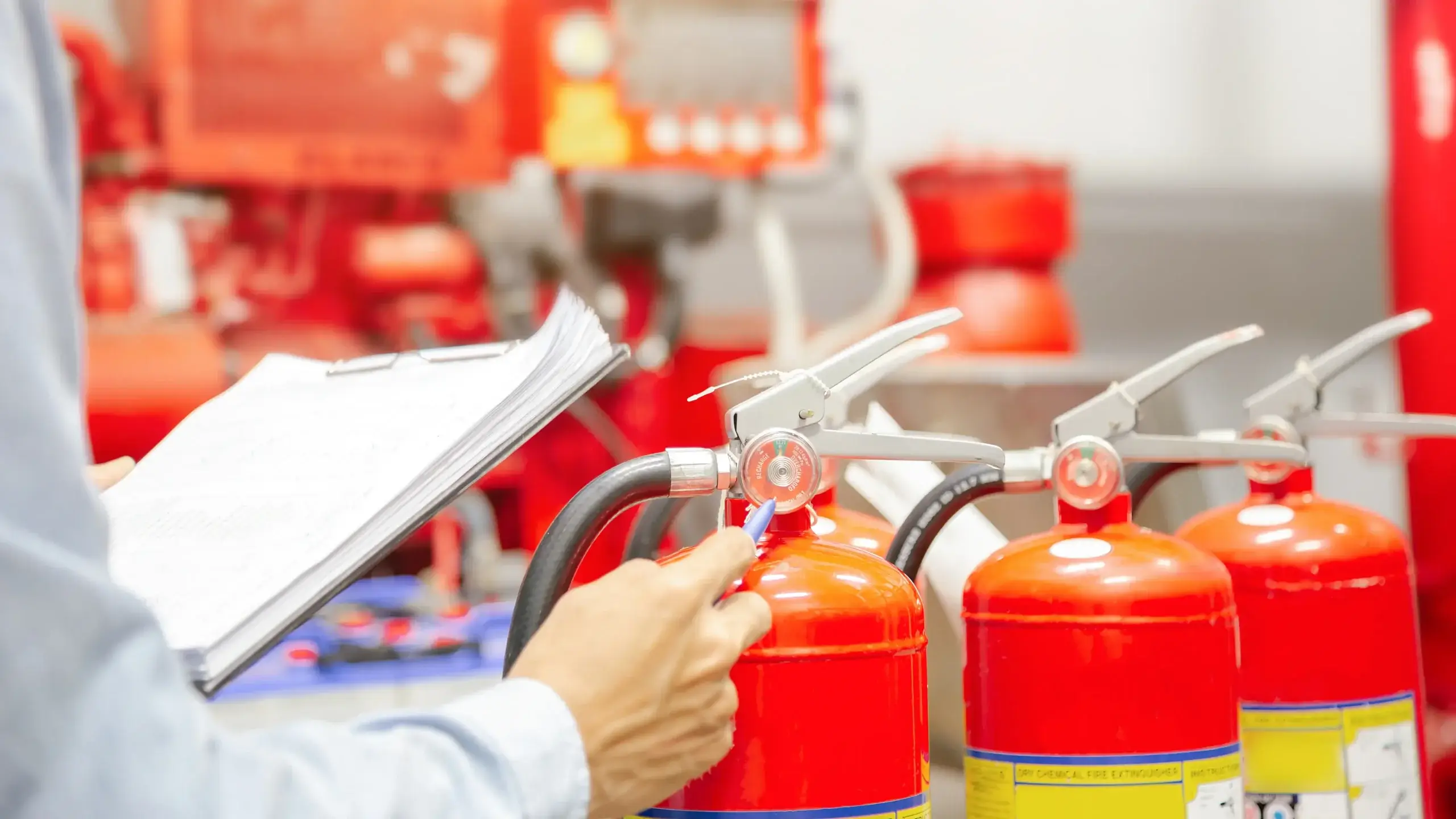Tecnico FIES Ignifuga al lavoro sulla manutenzione di apparecchiature antincendio